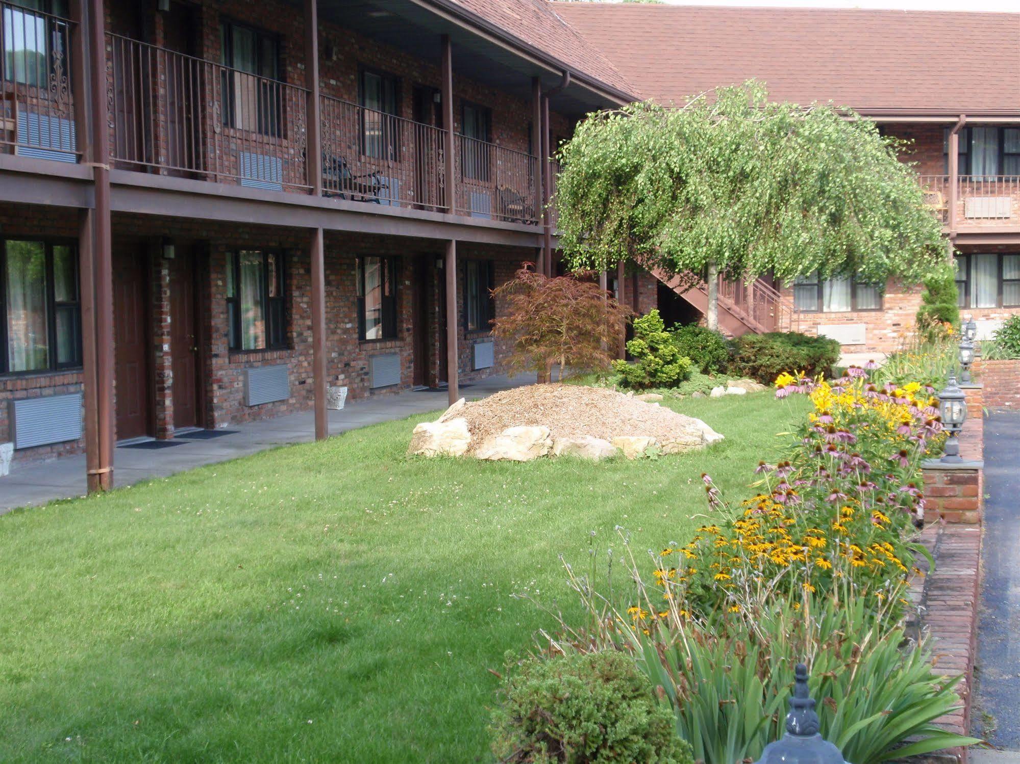 Chalet Inn & Suites Centerport Exteriör bild
